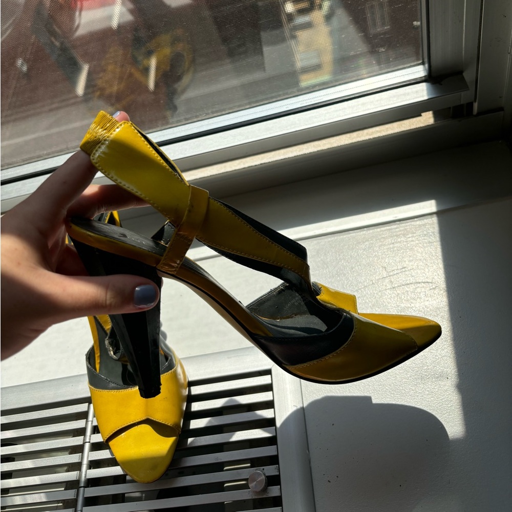 Nine West NWT yellow heels